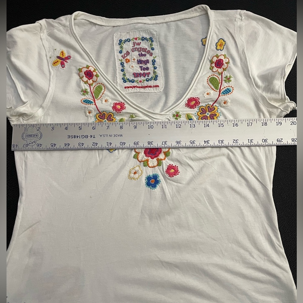 Johnny Was white v-neck Hinga tee w/ peacock & floral embroidery sz M (?) - Picture 9 of 9